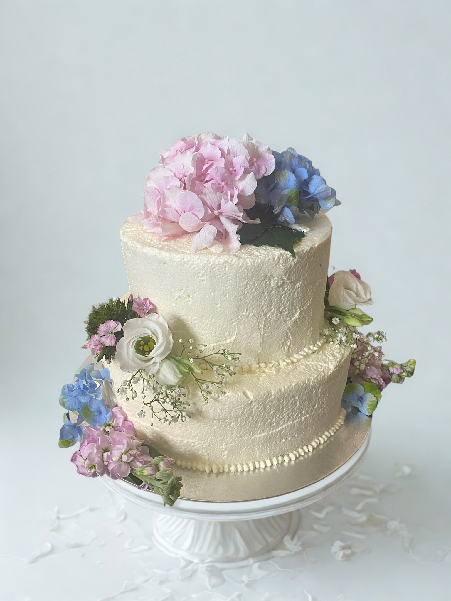 Elegante festliche Torte mit floraler Dekoration